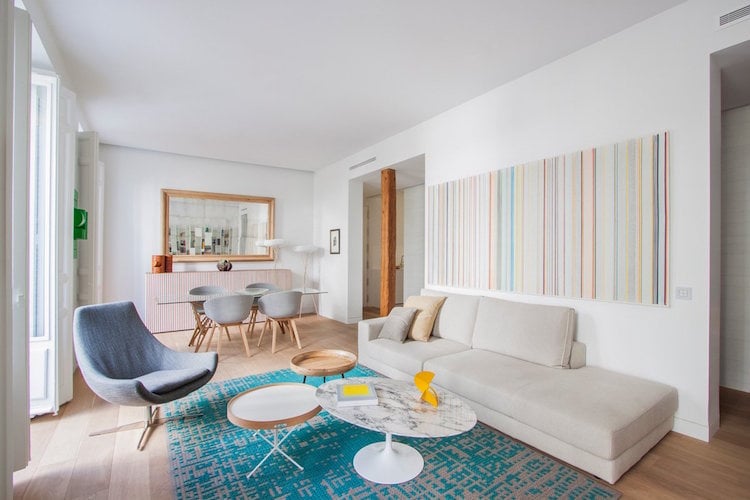 tendance-deco-salon-minimaliste-scandinave-canape-blanc-tapis-turquoise-table-basse-marbre