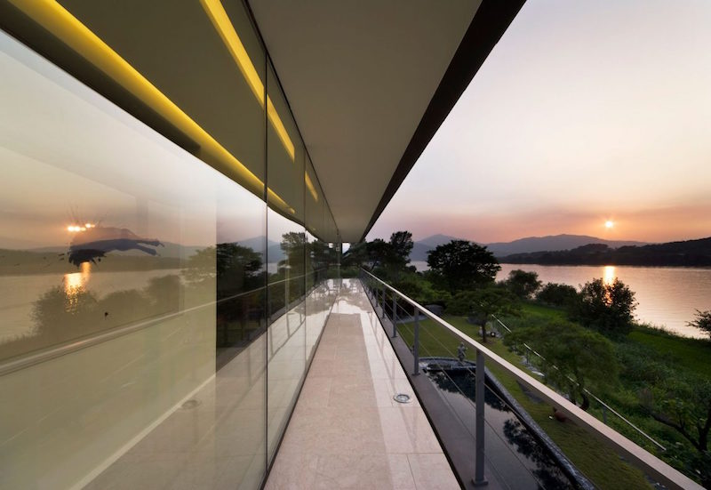 terrasse-panoramique-bordant-etage-maison-sur-pilotis-moderne