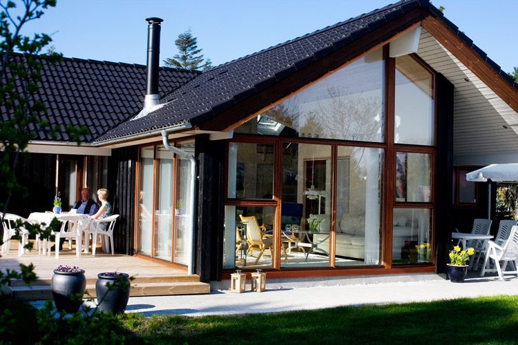 veranda-en-bois-amenagee-salon-extension-maison-moderne