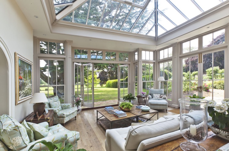 veranda-en-bois-blanche-moderne-toiture-vitree-coin-salon