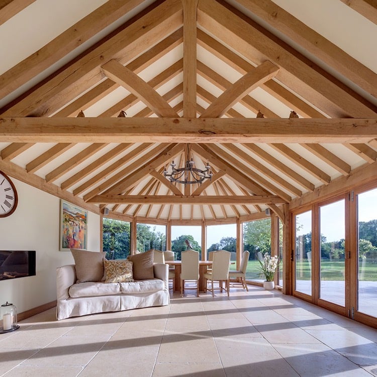 veranda-en-bois-moderne-fenetres-sol-plafond-coin-salon