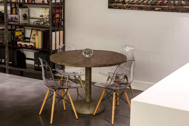 verriere-industrielle-table-ronde-chaises-scandinaves-bois-acrylique