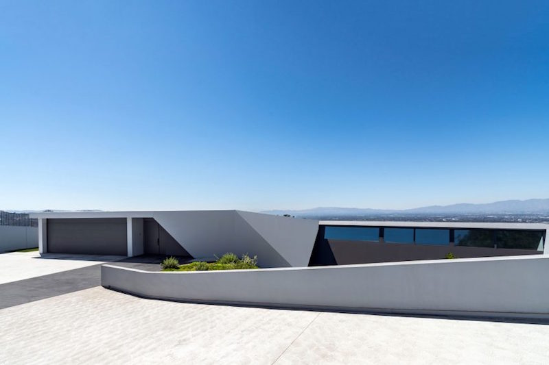 architecture-deco-minimaliste-passage-mulholland-drive-garage-maison