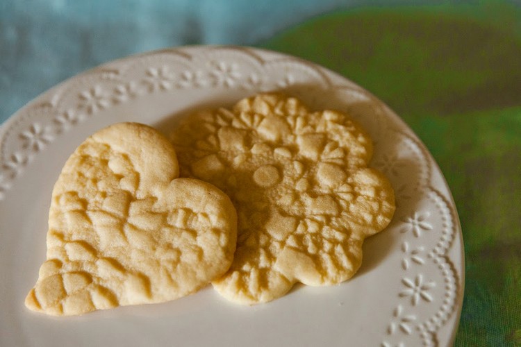 biscuits-personnalises-estampilles-motifs-napperon-biscuit-coeur-fleur