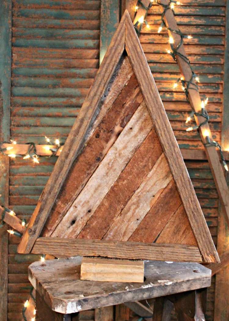 bricolage de Noël en bois de récupération pour adultes- sapin-planches-forme-triangle