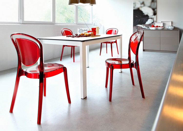 chaises-transparentes-calligaris-parisienne-table-rectangulaire-sol-beton-cire