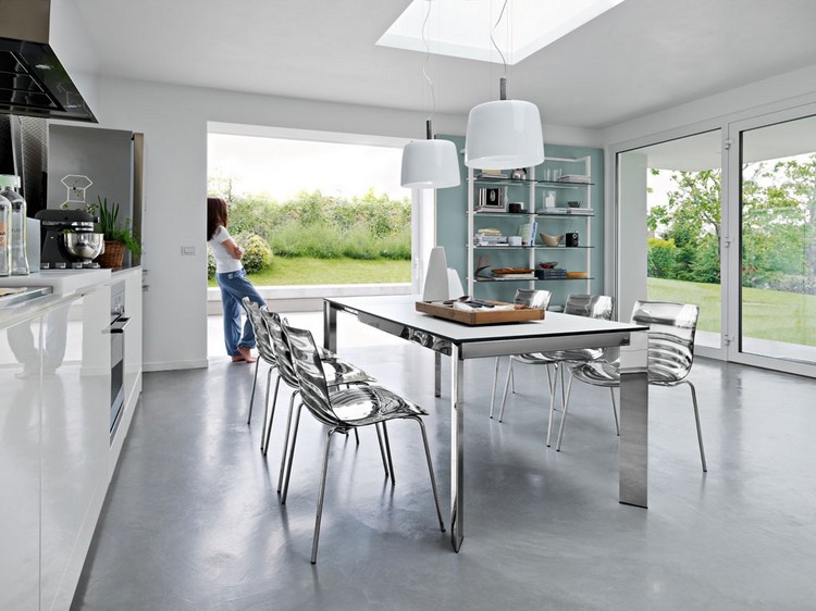 chaises-transparentes-calligaris-tavolisedie-table-rectangulaire-sol-beton-cire