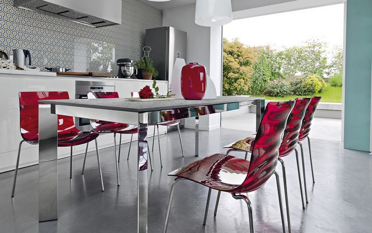 chaises-transparentes-eau-calligaris-ruge-cuisine-table-inox