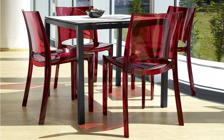 chaises-transparentes-idees-salle-manger-rouge-table-bois