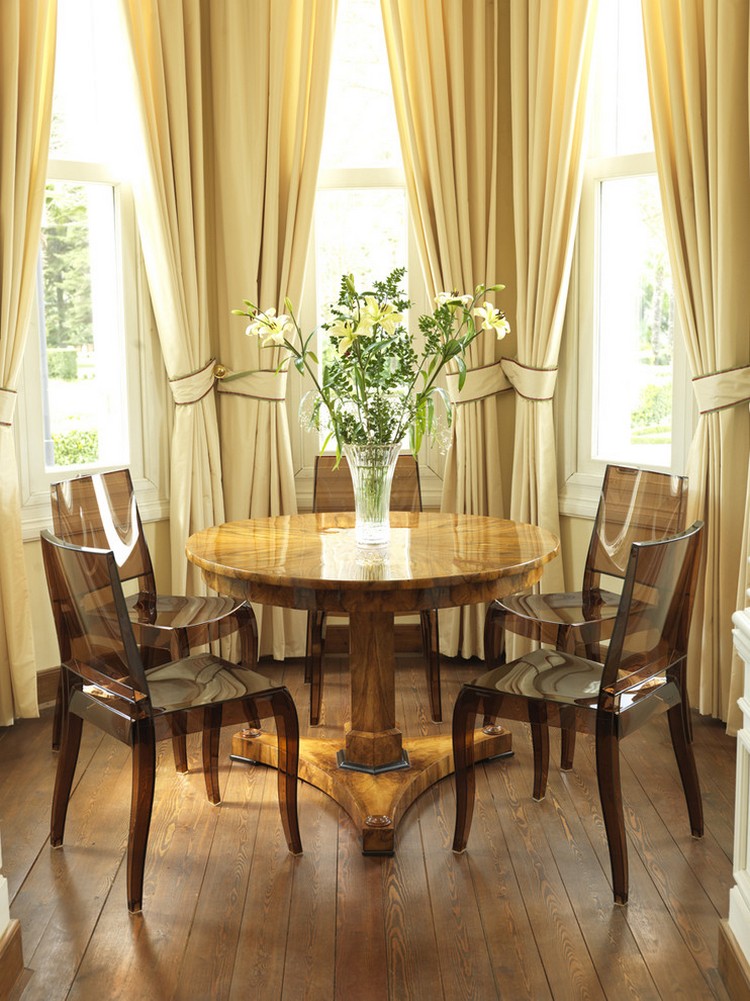 chaises-transparentes-marron-beige-cognac-parquet-massif-table-bois