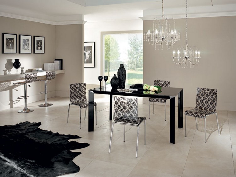 chaises-transparentes-noir-motifs-table-bois-salle-manger