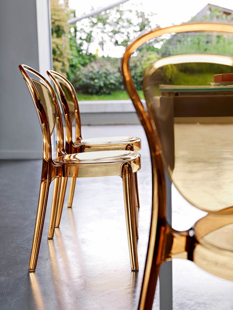 chaises-transparentes-parisienne-calligrani-sol-beton-cire