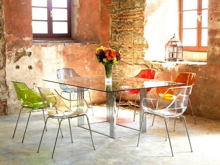 chaises-transparentes-salle-manger-style-rustique