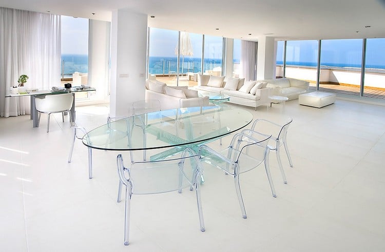 chaises-transparentes-table-ovale-revetement-sol-blanc-neige