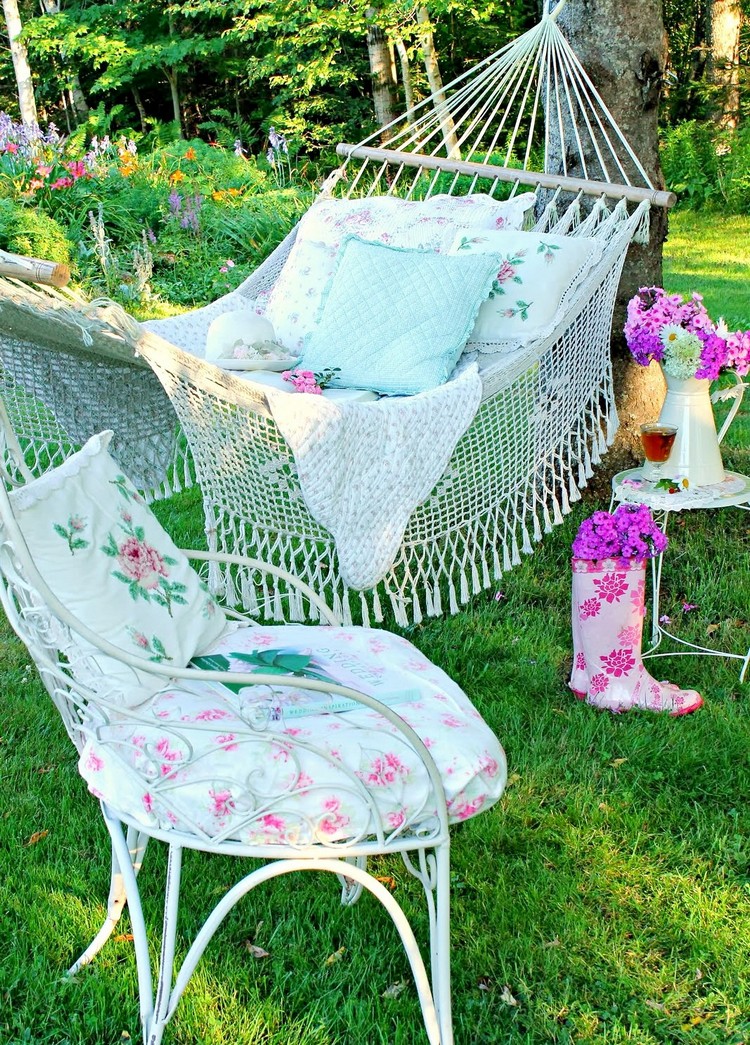 creer un jardin romantique chaise-roses-hamac-suspendu