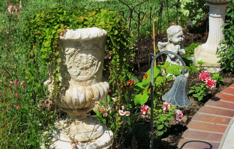 creer-jardin-romantique-cruche-amphore-fleurs-pierre-naturelle