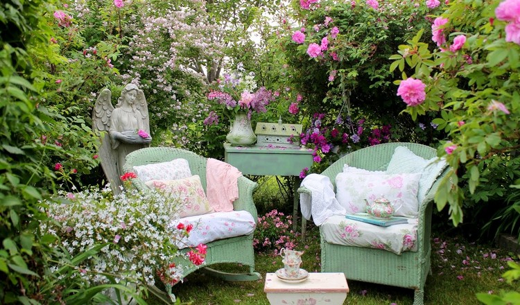 creer-jardin-romantique-fauteuils-coin-repos-vert-pale-table-basse