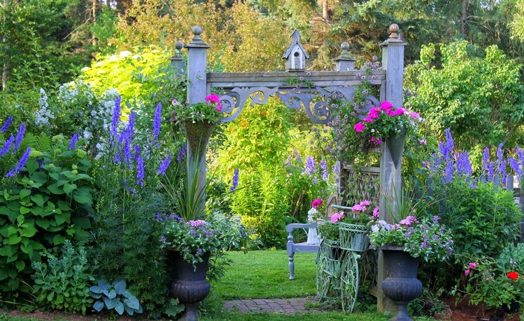 creer-jardin-romantique-lavande-jacinthe-fleurs-roses