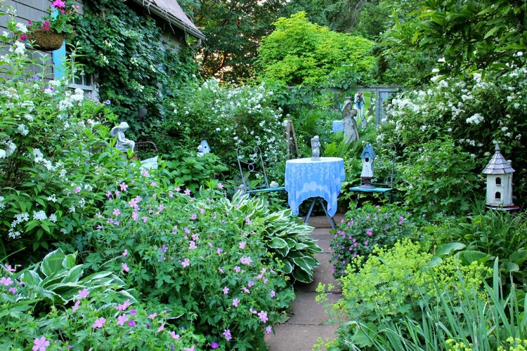 creer-jardin-romantique-meubles-coin-repos-lanternes-vegetation