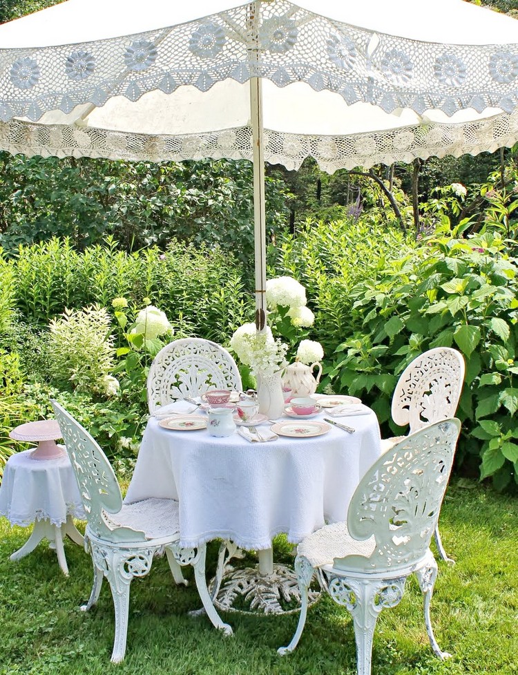 creer-jardin-romantique-meubles-exterieur-chaises-fer-forge-blanc