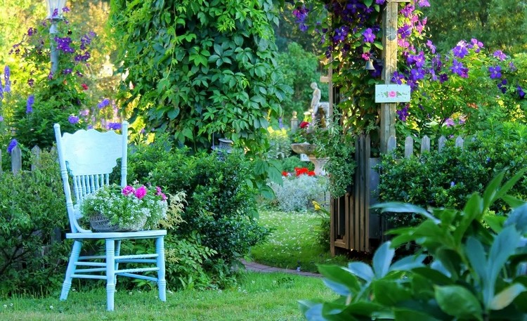 creer-jardin-romantique-style-anglais-shabby-chic-chaise-bois-bleu-ciel