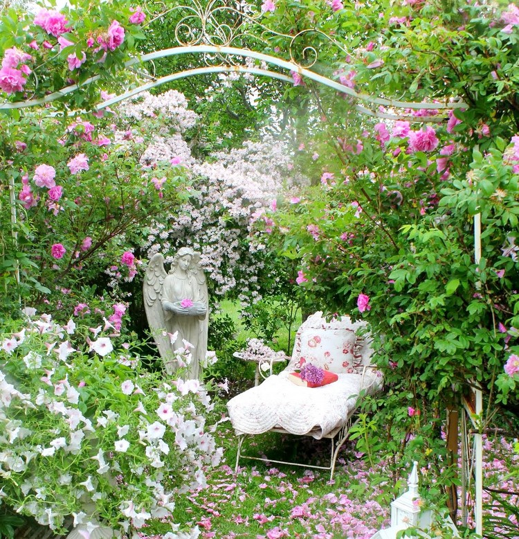 creer-jardin-romantique-voute-portique-fer-roses-clematis-petunias-roses