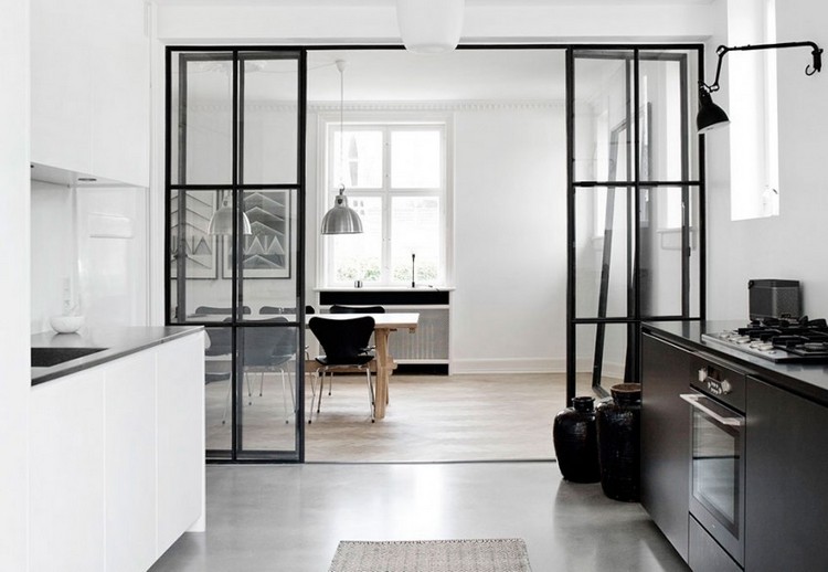 cuisine avec verrière intérieure revetement-sol-beton-meubles-cuisine-blanc