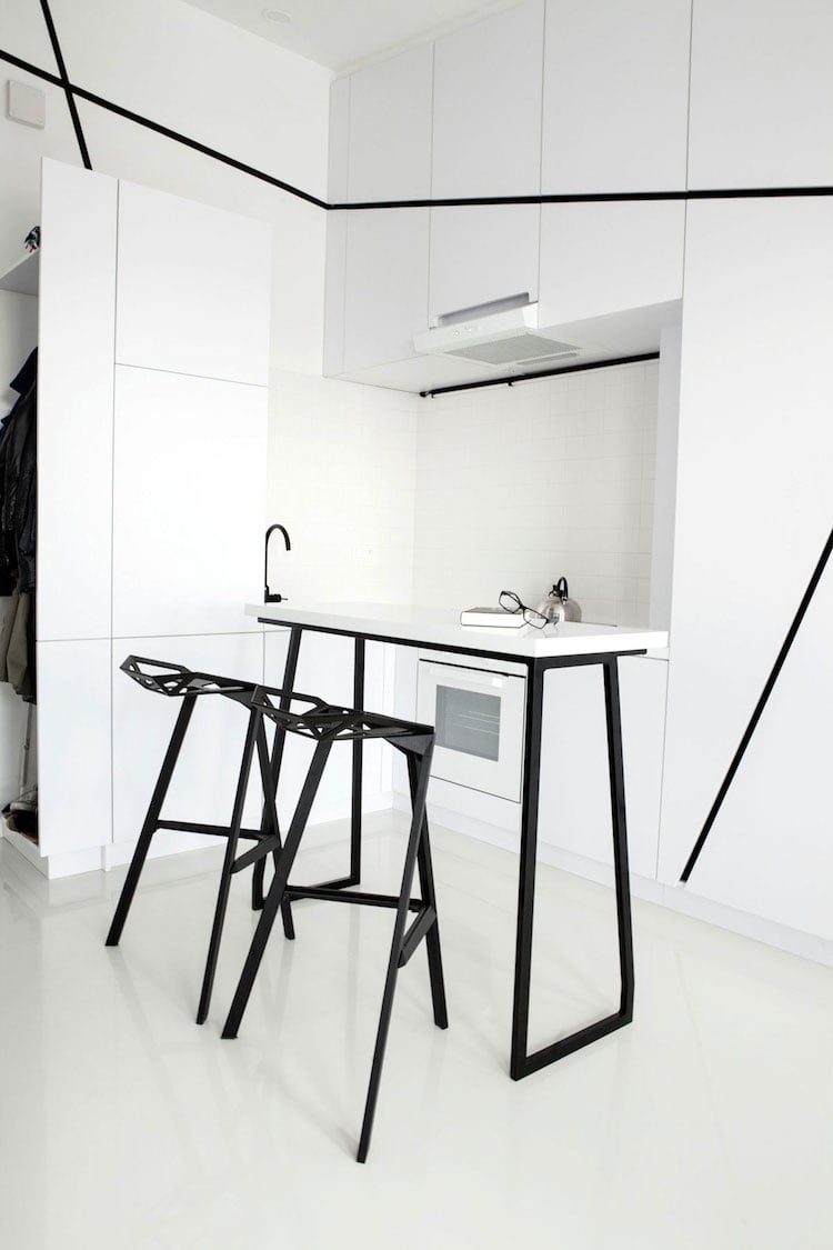 cuisine-blanc-et-noir-armoires-sans-poignees-blanches-chaises-bar-design-graphique