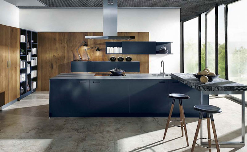 cuisine-bleu-de-cobalt-mat-armoires-rangement-bois-sol-beton