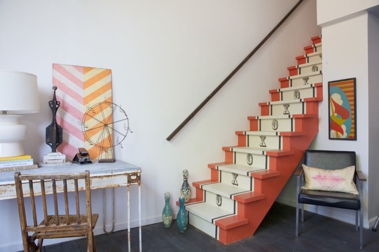 deco-escalier-en-bois-deco-peinture-orange-blanc-stickers-x-o-bureau-vontage
