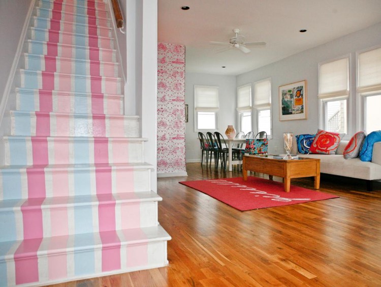 deco-escalier-en-bois-peinture-blanc-bleu-rose-relooker-escalier