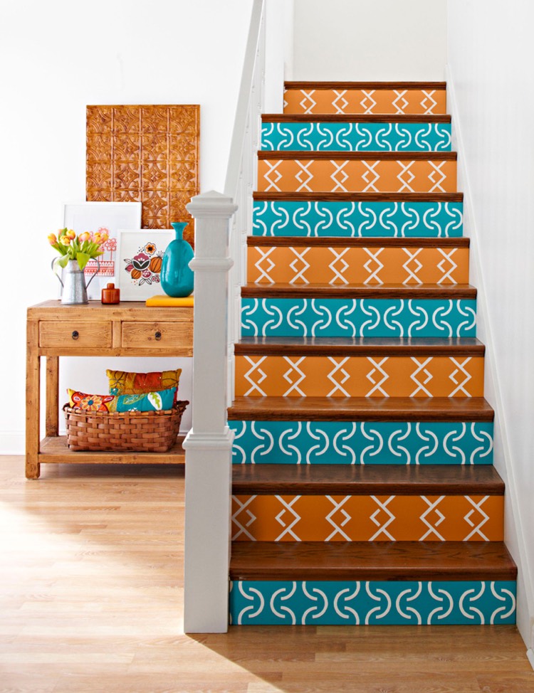 deco-escalier-en-bois-stickers-orange-bleu-motifs-geometriques