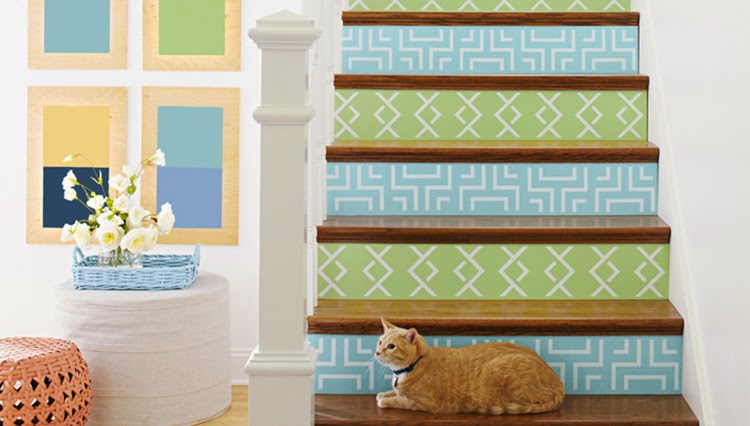 deco-escalier-en-bois-stockers-vert-bleu-motifs-geometriques