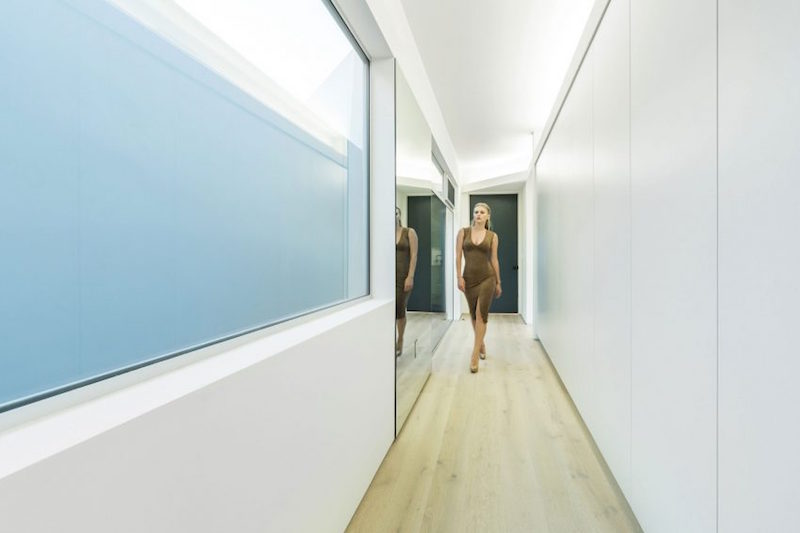 deco-minimaliste-couloir-panneaux-muraux-blanc-sol-bois-massif-clair