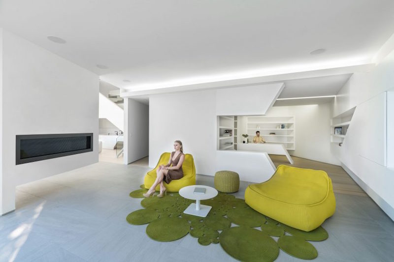 deco-minimaliste-fauteuils-jaunes-tapis-vert-fond-blanc-immacule