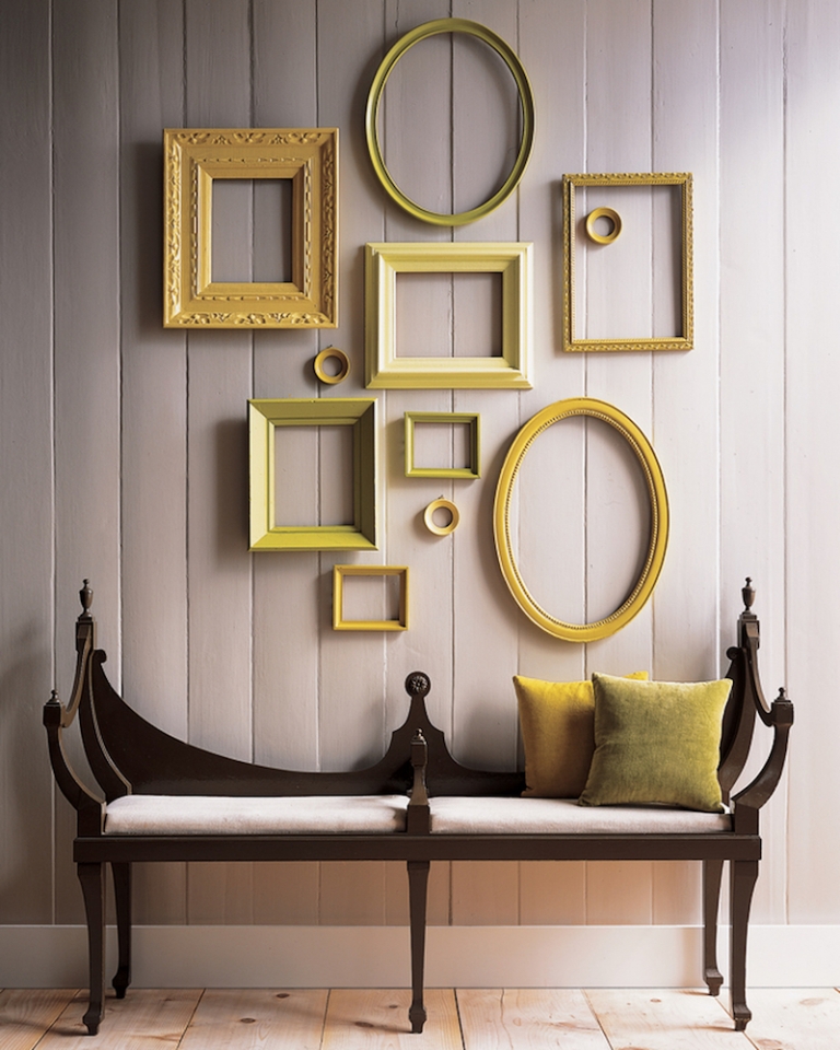 decoration-mur-interieur-salon-originale-cadres-vides-peints-jaunes