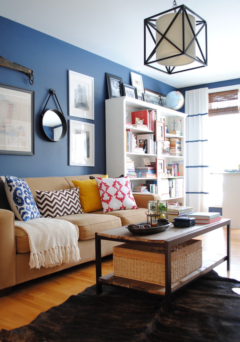 decoration-mur-interieur-salon-peinture-bleue-miroir-rond-cadres