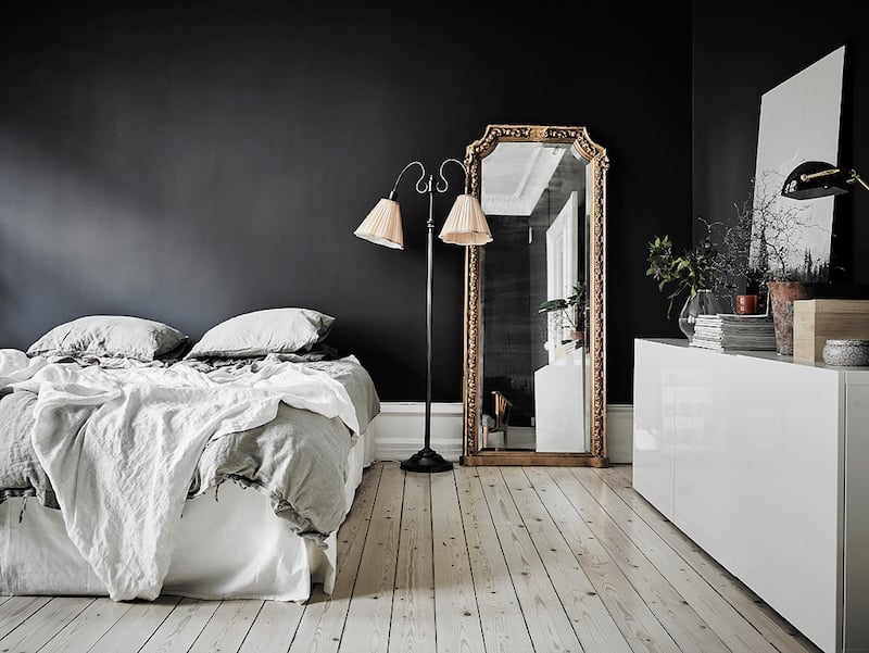 decoration-noir-blanc-chambre-miroir-cadre-dore-lampadaire-chic