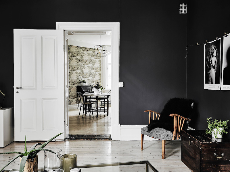 decoration-scandinave-dormant-porte-blancs-peinture-murale-noire
