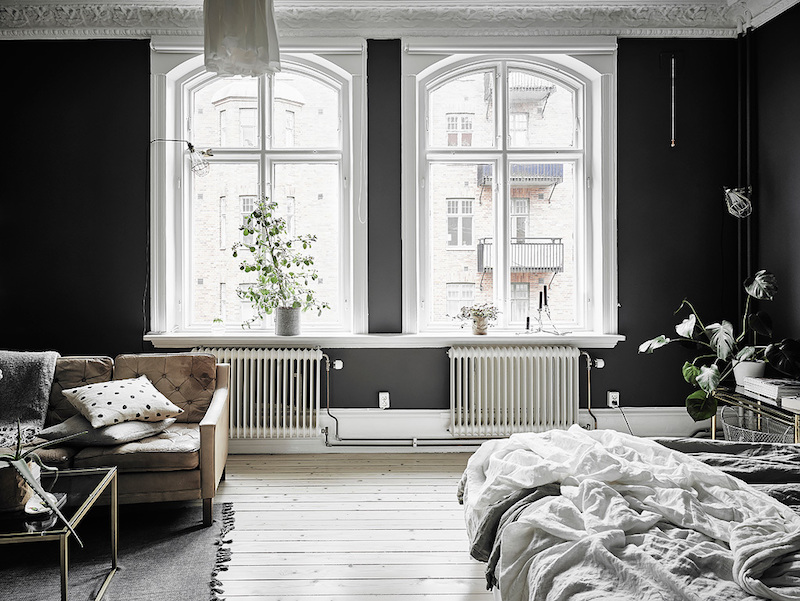 decoration-scandinave-noir-blanc-2-fenetres-arquees-francaise