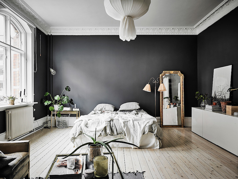 decoration-scandinave-noir-blanc-plantes-pots-chambre-coucher-adulte