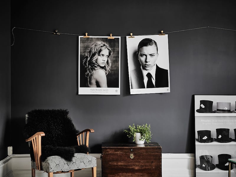 décoration scandinave noir-blanc-portraits-graphiques-suspendus