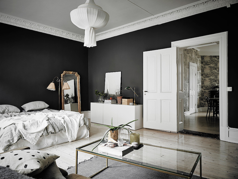 decoration-scandinave-peinture-murale-noire-corniches-blanches