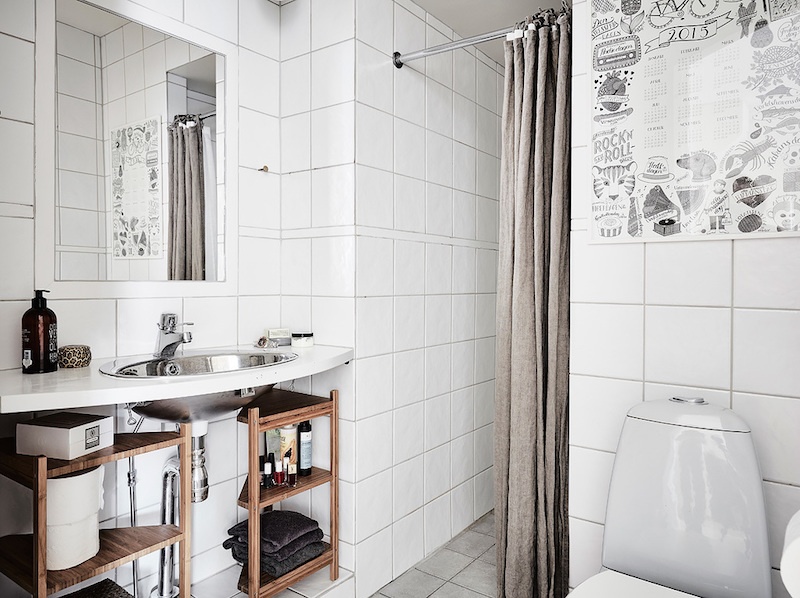 decoration-scandinave-salle-bains-wc-carrelage-blanc-meubles-bois