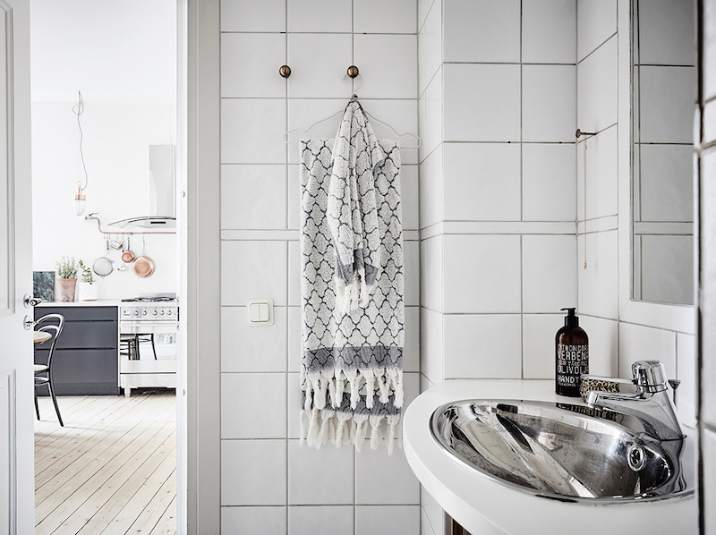 decoration-scandinave-salle-bains-lavabo-inox-serviette-motifs