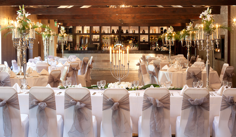 deco-salle-mariage-blanc-gris-centres-tables-chandeliers-hauts-lys-blancs