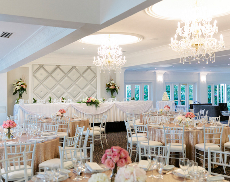 decoration-salle-mariage-blanc-lustres-cristal-centres-tables-roses