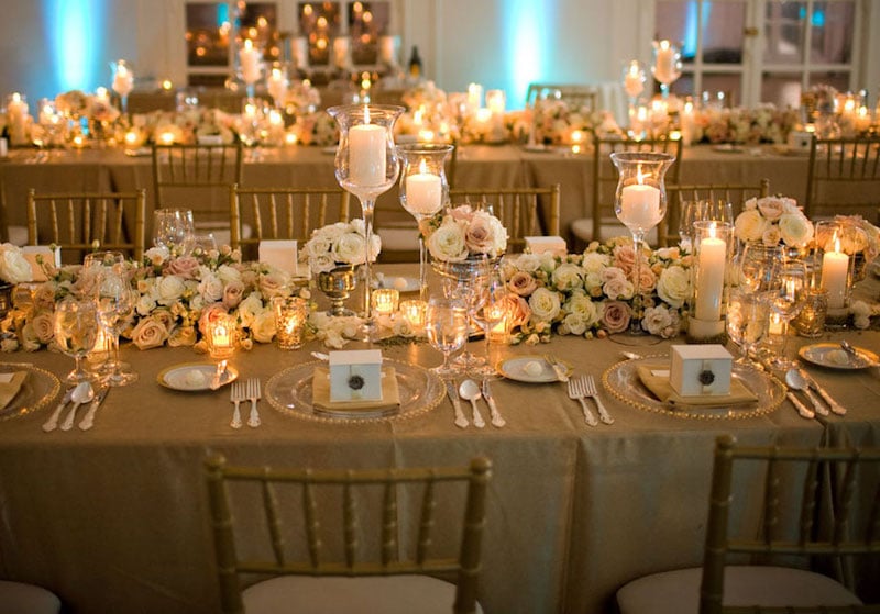 decoration-salle-mariage-chic-couleurs-claires-naturelles-roses
