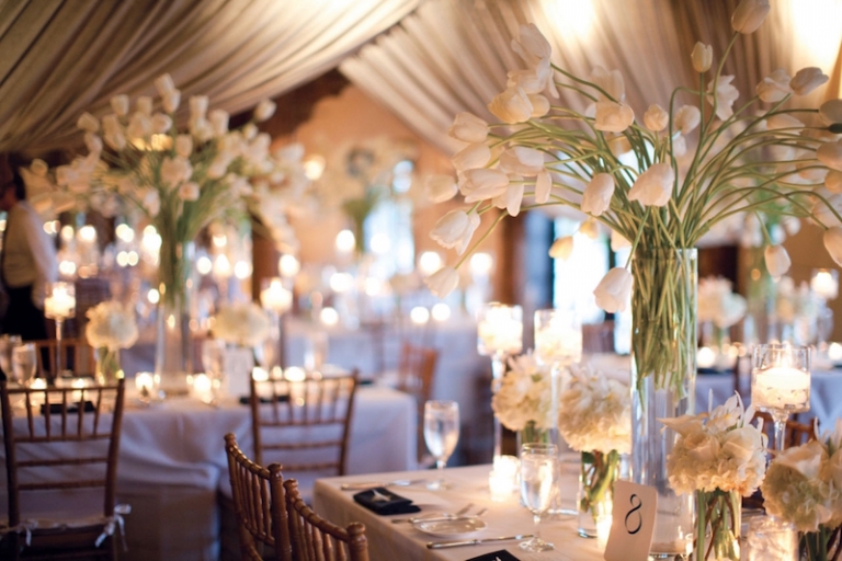 decoration-salle-mariage-draperies-dramatiques-centres-hauts-tulipes