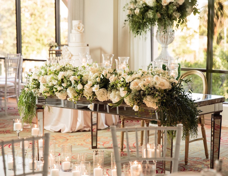 decoration-salle-mariage-luxe-table-miroir-roses-blanches-verdure